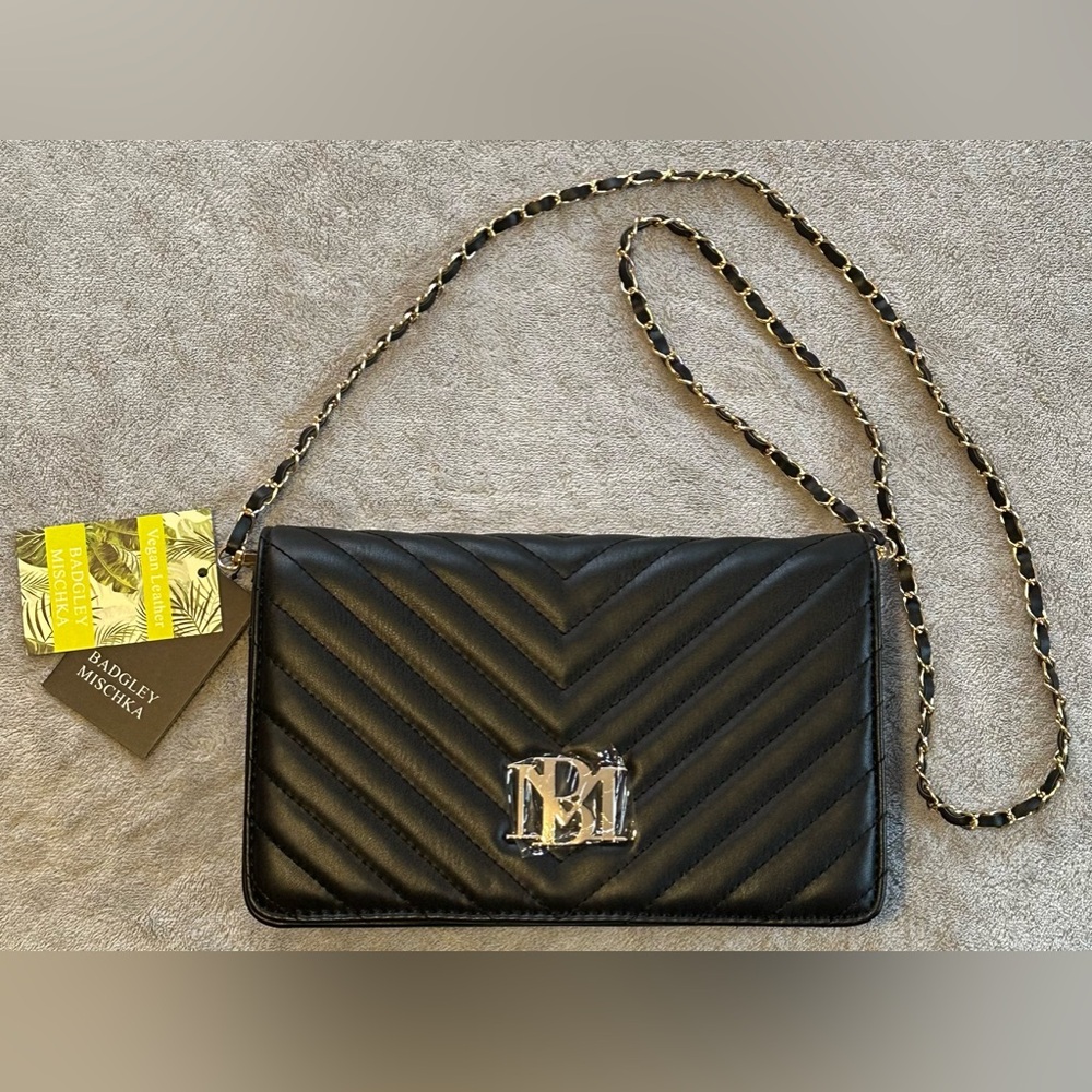 BADGLEY MISCHKA V Quilting Crossbody w/Logo Tessel-Black (NWT)